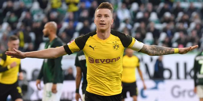 Bundesliga, 10. Spieltag: VfL Wolfsburg - Borussia Dortmund in der Volkswagen-Arena. Dortmund Marco Reus bejubelt sein Tor zum 0:1 gegen den VfL Wolfsburg.