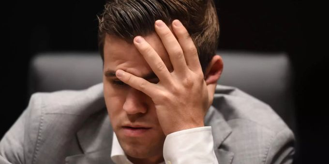 Magnus Carlsen stiess bei einem Fussballspiel mit einem Gegenspieler zusammen. Schachweltmeister Magnus Carlsen hält sich die Hände vor das Gesicht.