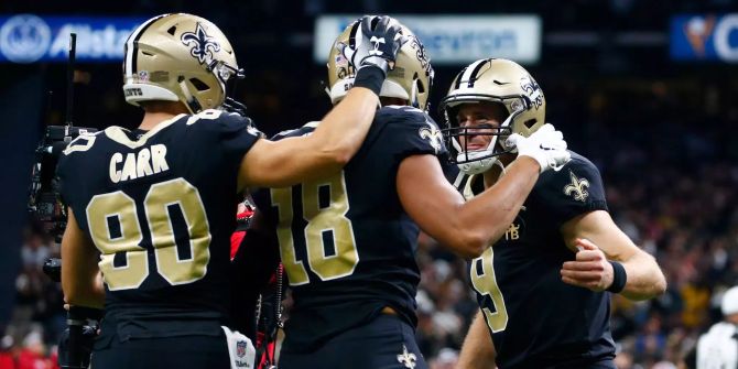 Quarterback Drew Brees (r, 9), Austin Carr (l, 80) und Keith Kirkwood (18) von New Orleans jubel nach einem Touchdown-Pass.