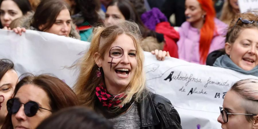 Eine Frau nimmt an einer Demonstration gegen Gewalt gegen Frauen teil.