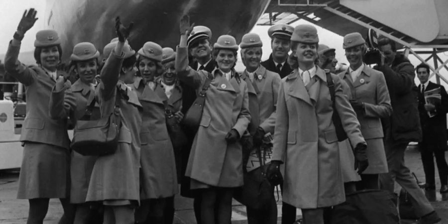 Die Crew des ersten regulären Flugs mit der Boeing 747 von New York nach London posiert für die Fotografen nach der Landung im Heathrow Airport in England (12. Januar 1970).