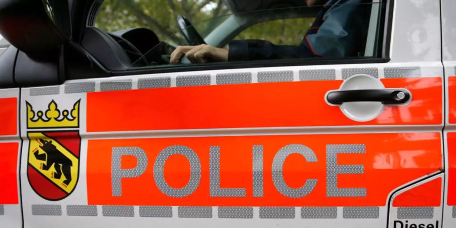 Ein Polizist sitzt hinter dem Steuer eines Fahrzeugs der Kantonspolizei Bern.