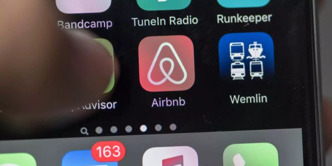 Das App-Icon von Airbnb auf dem iPhone.