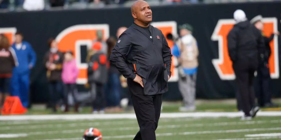 Noch vor knapp einem Monat war Hue Jackson Chefcoach der Cleveland Browns, seit Kurzem ist er aber im Trainerteam der Cincinnati Bengals. Beim Aufeinandertreffen mit seinen Ex-Spielern erlebt er einen Tag zum Vergessen: Die Bengals verlieren mit 20:35, Browns-Spieler drückt ihm nach einer Interception spöttisch den Ball in die Hände und Cleveland-QB Bayker Mayfield will ihm nach der Partie nicht wirklich die Hand reichen. Noch schlimmer für die Bengals: Es ist die dritte Niederlage in Serie und Andy Dalton verletzt sich dabei. Das dürfte es mit den Playoffs gewesen sein.