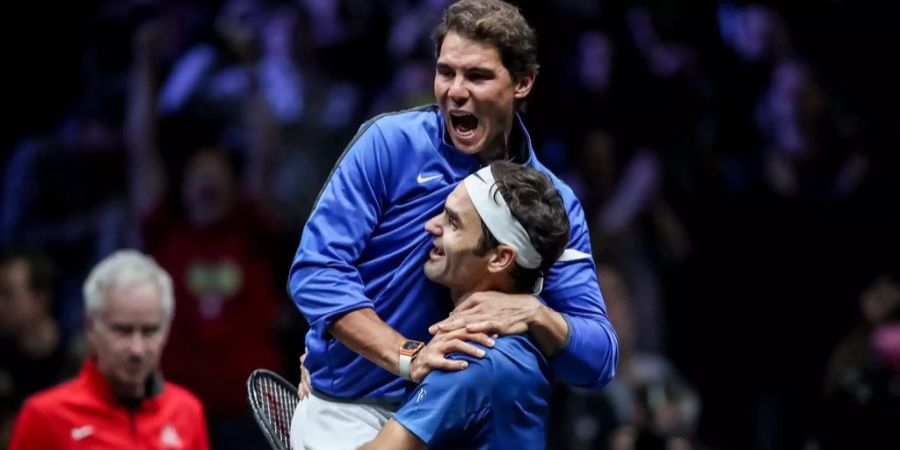 Roger Federer und Rafael Nadal feiern den Sieg des Team Europe am Laver Cup 2017.