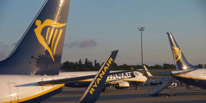 Mehrere Flugzeuge des irischen Billigfliegers Ryanair stehen auf Flughafen Hahn (D).