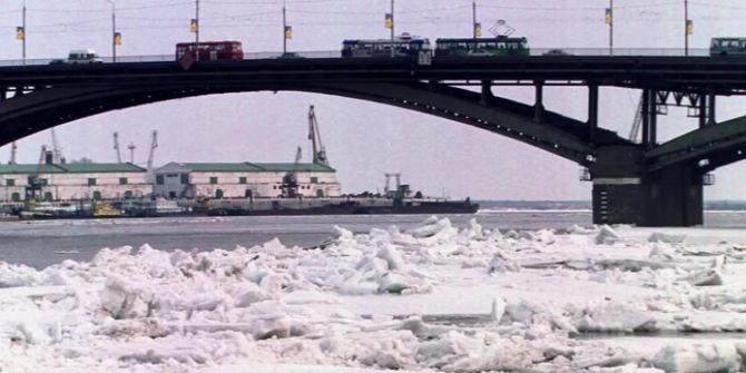 Autos fahren über eine Brücke die über den Oka Fluss in Russland geht.