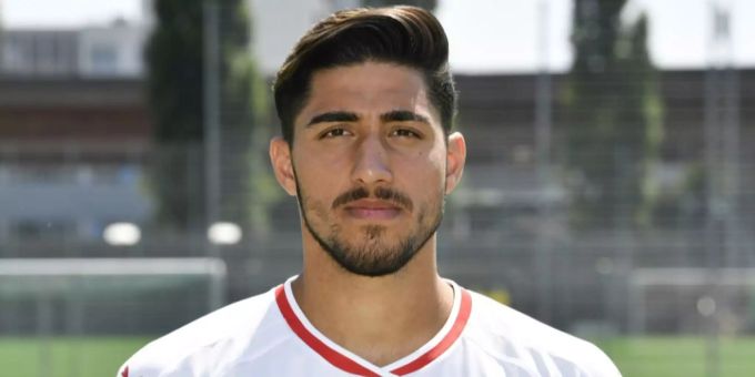 Der Fussballer Berkay Özcan posiert für ein Foto. Der Fussballer Berkay Özcan posiert für ein Foto.
