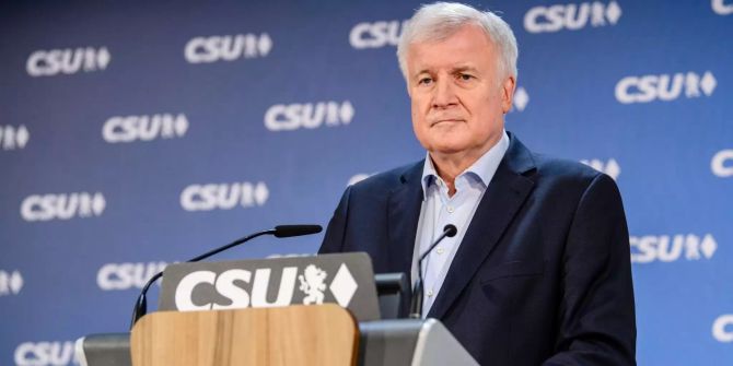 Horst Seehofer (CSU), Vorsitzender der CSU und Bundesinnenminister, spricht auf einer Pressekonferenz nach einer gemeinsamen Sitzung des CSU-Vorstands und der CSU-Landtagsfraktion.