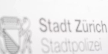 Das Logo der Stadtpolizei Zürich ziert eine Wand.