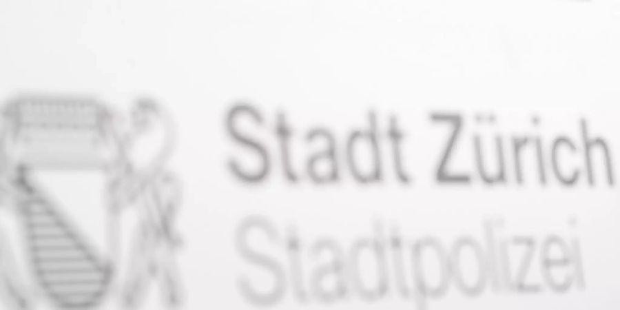 Das Logo der Stadtpolizei Zürich ziert eine Wand.