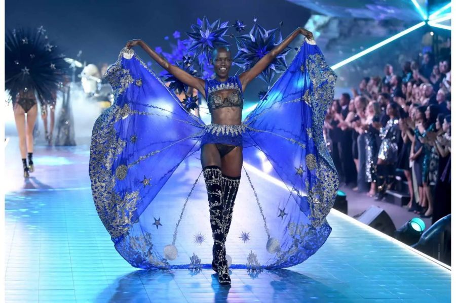 Wie ein blauer Pfahl: Model Grace Bol begeisterte die Zuschauer mit ihrem wunderschönen Dessous.