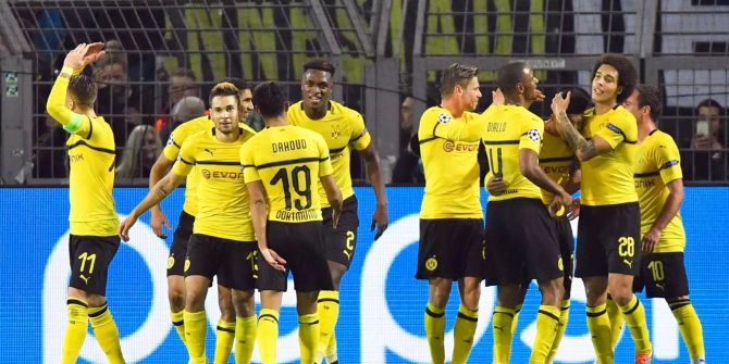 Die Spieler von Borussia Dortmund feiern nach ihrem dritten Goal in der Champions League gegen Atletco Madrid im BVB Stadion in Dortmund.