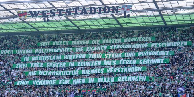 Fans von Rapid Wien zeigen ein Spruchband, das gegen die Fans von Austria Wien gerichtet ist. Fans von Rapid Wien zeigen ein Spruchband, das gegen die Fans von Austria Wien gerichtet ist.