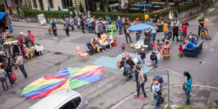 Die Quartierbevölkerung nimmt eine Kreuzung im Länggassquartier während eines autofreien Sonntags in Beschlag.