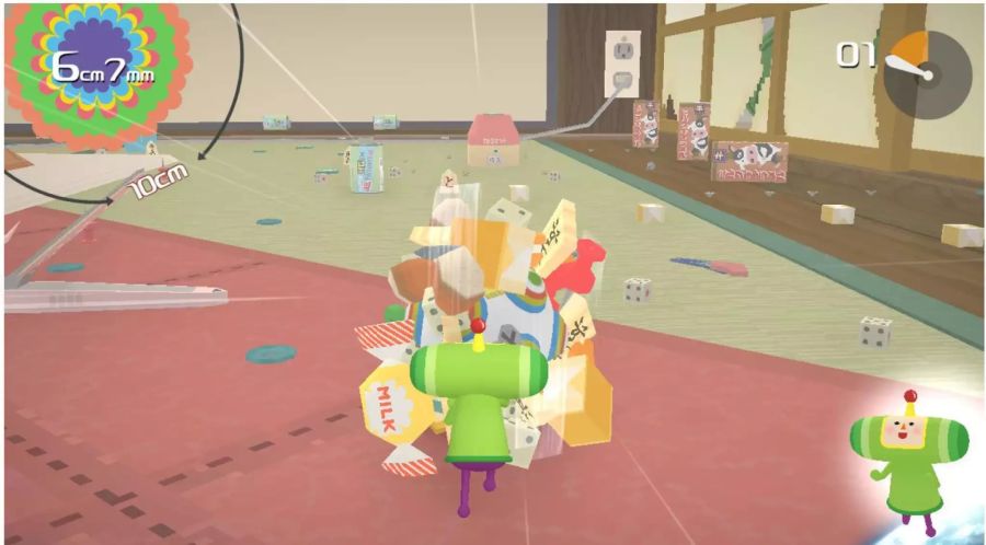 Der Prinz aus Katamari Damacy Reroll rollt seine Kugel, welche im Moment 6 Zentimeter und 7 Millimeter gross ist, über den Boden. Diverse Objekte wie Würfel sind auf dem Boden verteilt, welche eingesammelt werden müssen.