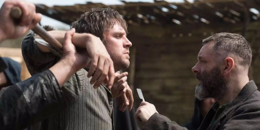 Thomas Richardson (Dan Stevens) gerät im Film «Apostle» in Bedrängnis.