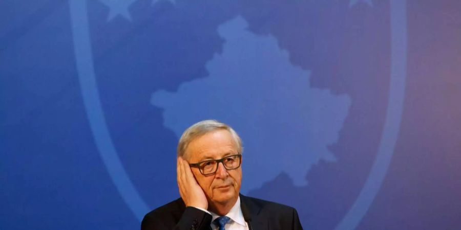 EU-Kommissionspräsident Jean-Claude Juncker hält sein Übersetzungsgerät im Ohr während einer gemeinsamen Pressekonferenz mit dem Präsidenten des Kosovo Hashim Thaci.