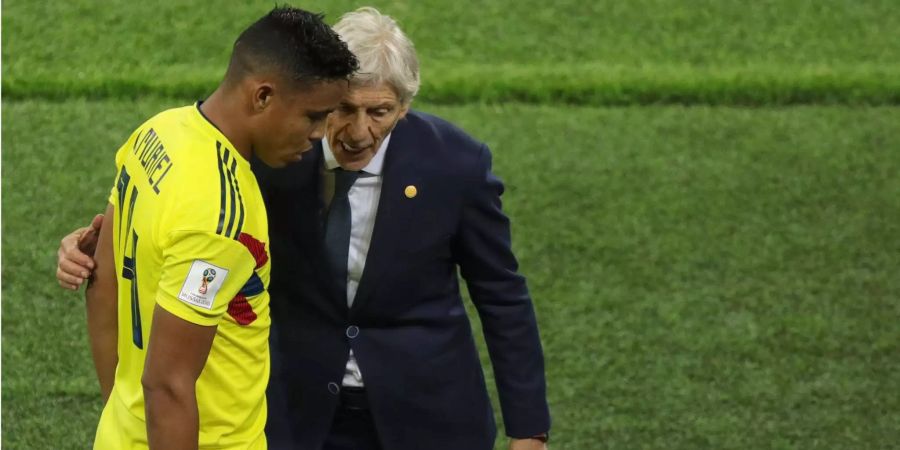 Trainer José Pékerman (r) spricht an der WM zu seinem Spieler Luis Muriel aus Kolumbien.