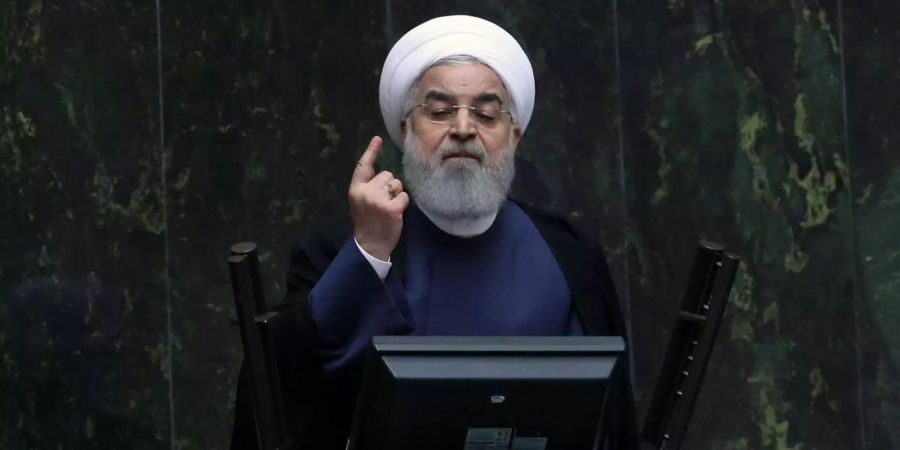 Hassan Ruhani, Präsident des Iran, spricht bei einer Parlamentssitzung zu Abgeordneten.