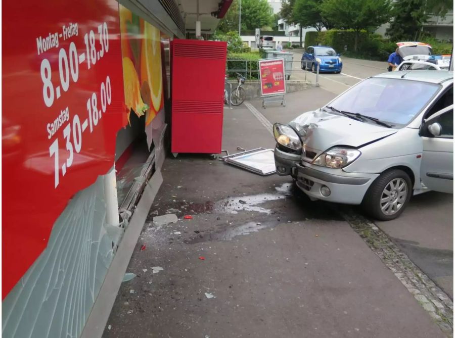 Verunfalltes silbernes Auto mit Schaden vorne links vor dem zerstörten Schaufenster - zvg Polizei Basel-Landschaft