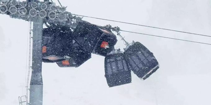 Bei der Bergbahn «Wimbachexpress» Hochzillertal gab es aufgrund eines starken Sturms einen Unfall, bei dem mehrere 10-er Gondeln bei Stütze Nummer sechs kollidierten. Da der Gondelbetrieb wegen des Wetters bereits vorzeitig eingestellt worden war, befanden sich keine Personen in den Gondeln. Bei der Bergbahn «Wimbachexpress» Hochzillertal gab es aufgrund eines starken Sturms einen Unfall, bei dem mehrere 10-er Gondeln bei Stütze Nummer sechs kollidierten. Da der Gondelbetrieb wegen des Wetters bereits vorzeitig eingestellt worden war, befanden sich keine Personen in den Gondeln.