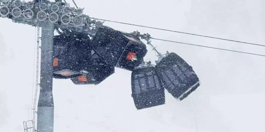 Bei der Bergbahn «Wimbachexpress» Hochzillertal gab es aufgrund eines starken Sturms einen Unfall, bei dem mehrere 10-er Gondeln bei Stütze Nummer sechs kollidierten. Da der Gondelbetrieb wegen des Wetters bereits vorzeitig eingestellt worden war, befanden sich keine Personen in den Gondeln.