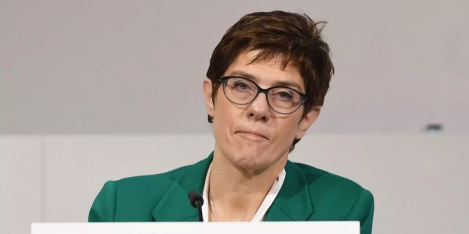 Annegret Kramp-Karrenbauer hat laut eigenen Angaben kein Interesse an einem Ministeramt. Die CDU-Präsidentin nach der Wahl des Generalsekretärs.