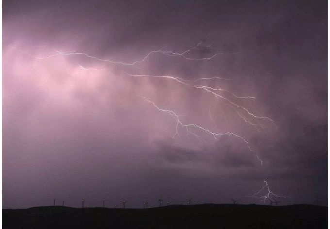 Gewittersturm mit Blitz über Windpark - Keystone Gewittersturm mit Blitz über Windpark - Keystone