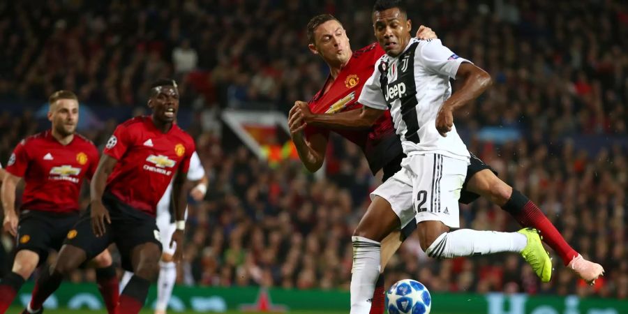 Manchester Uniteds Mittelstürmer Nemanja Matic versucht sich gegen Juventus' Alex Sandro durchzusetzen.