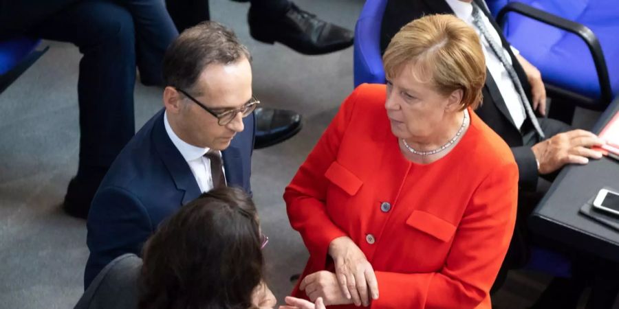 Heiko Maas und Angela Merkel im Bundestag in Berlin.