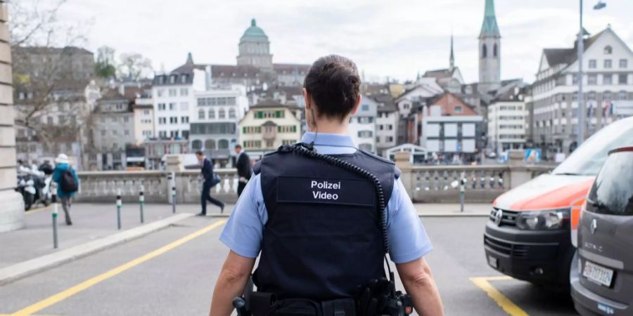 Polizistin Vetsch posiert an der Medienkonferenz in Zürich. (Symbolbild)