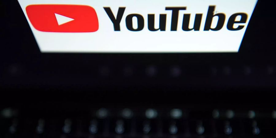 Das Logo des Video-Portals YouTube ist auf dem Bildschirm eines Laptops zu sehen-