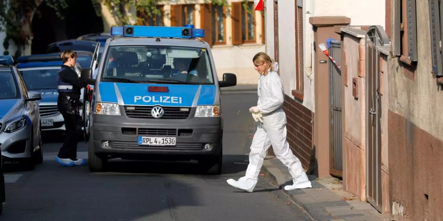 Ein deutsches Polizeiauto steht an einem Tatort (Symbolbild).