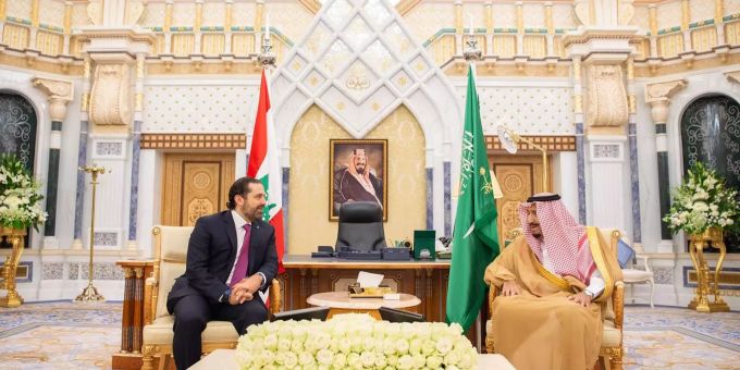 König Salman (r), König von Saudi-Arabien, spricht mit Saad Hariri, dem ehemaligen Ministerpräsident des Libanon, im Yamama-Palast. Libanon Saudi-Arabien