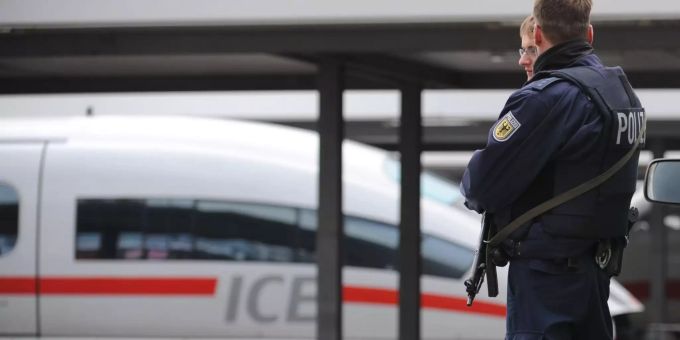 Zwei Polizisten stehen im Hauptbahnhof vor einem ICE. (Archivbild) ICE