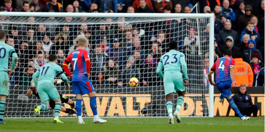 Luka Milivojevic (r) von Crystal Palace erzielt das zweite Tor seiner Mannschaft aus dem Elfmeterpunkt.