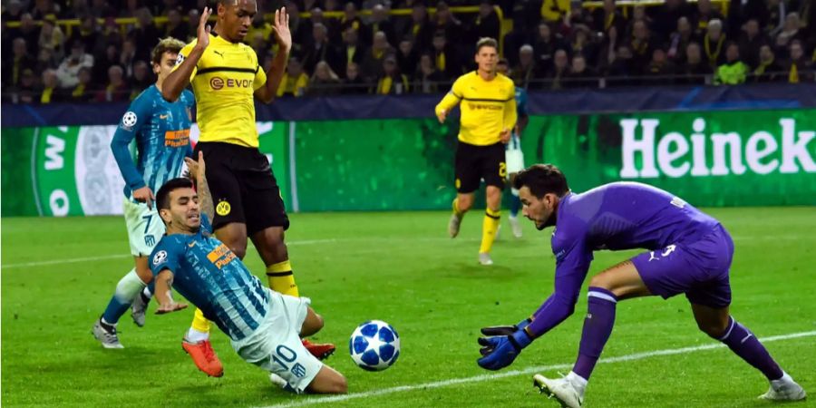 Roman Bürki (rechts) klärt einen Bal im Spiel gegen Atlético Madrid.