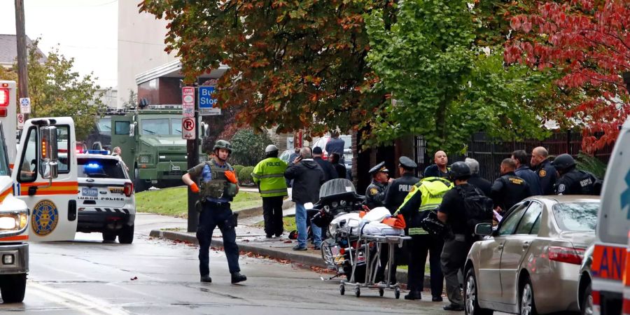 Polizei und Rettungskräfte bereiten sich auf ihren Einsatz bei einer Synagoge vor.