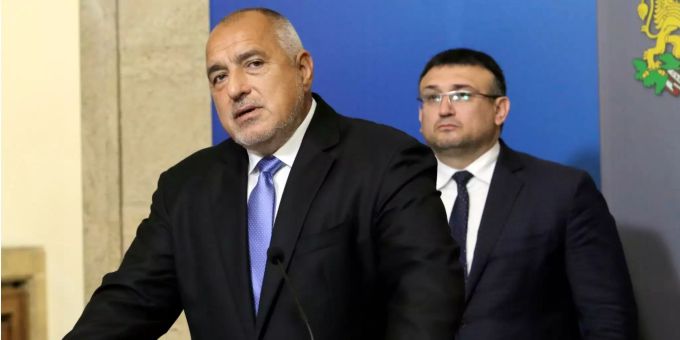 Bojko Borissow (l), Ministerpräsident von Bulgarien, spricht während einer Pressekonferenz. Misstrauensvotum