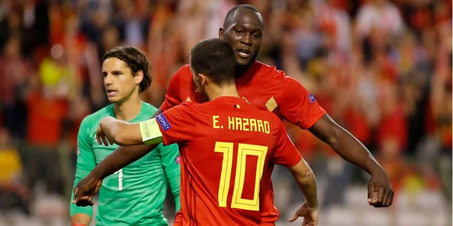 Eden Hazard umarmt Teamkollege Romelu Lukaku.