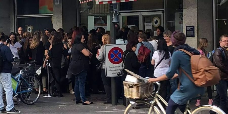 Hunderte Depp-Fans warten vor dem Filmpodium in Zürich auf ihr Idol.