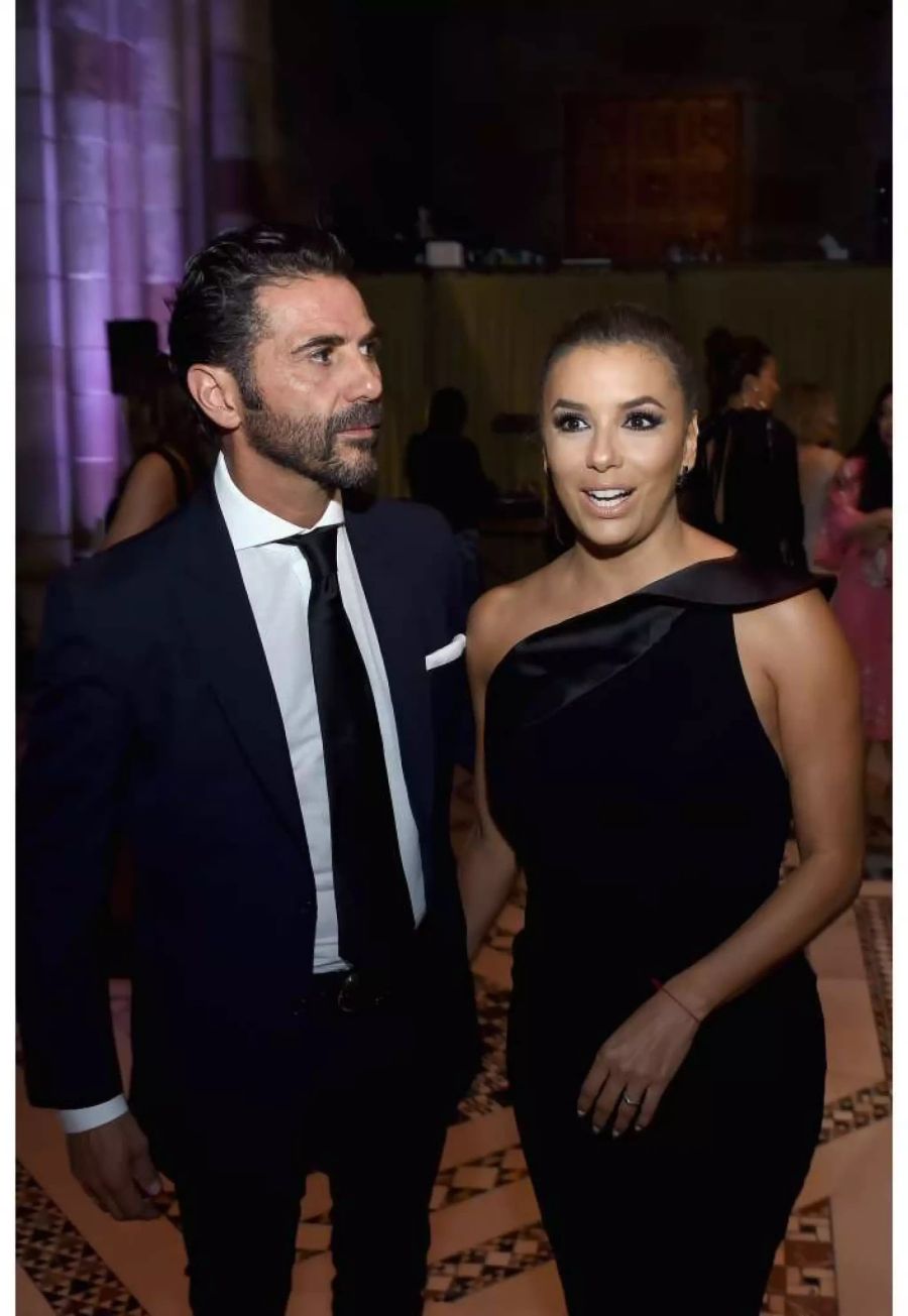 Eva Longoria und Jose Baston an den ACE Awards im August 2017.