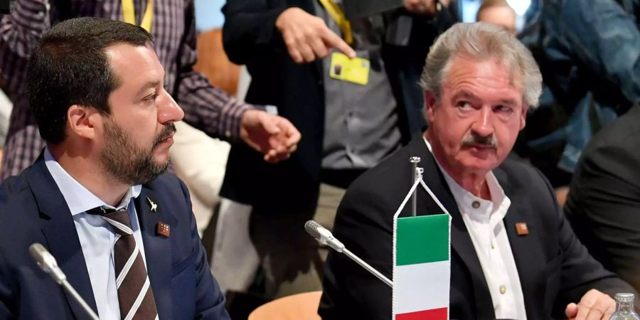 Matteo Salvini (l), Innenminister von Italien, und Jean Asselborn (r), Aussenminister von Luxemburg, nehmen an einer Pressekonferenz teil.