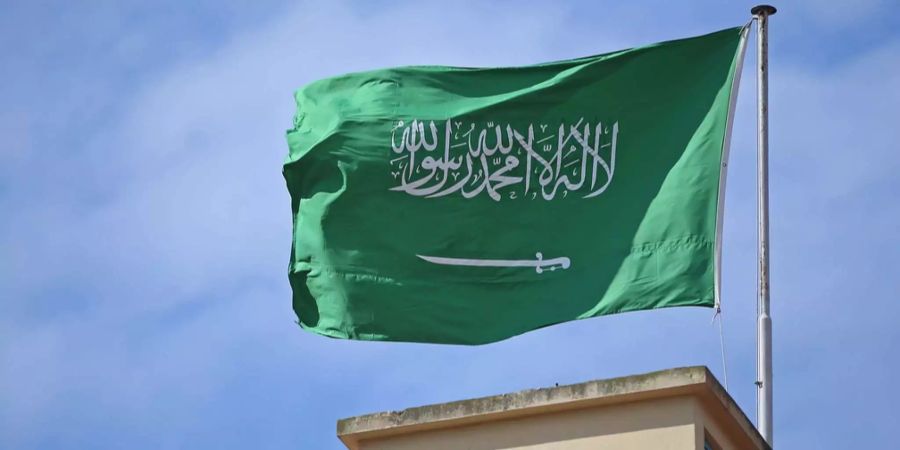 Eine saudi-arabische Flagge weht über dem saudi-arabischen Konsulat in Istanbul.