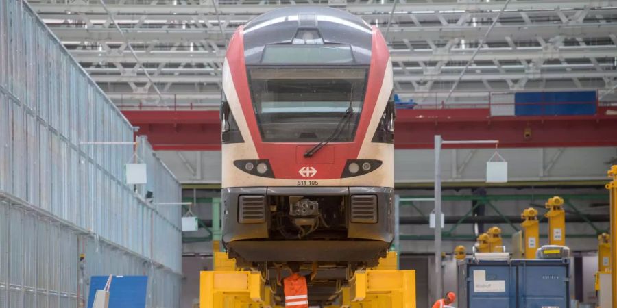 Ein Mitarbeiter der SBB inspeziert eine Zugkomposition in der neuen Instandhalrungshalle der SBB Olten SO.