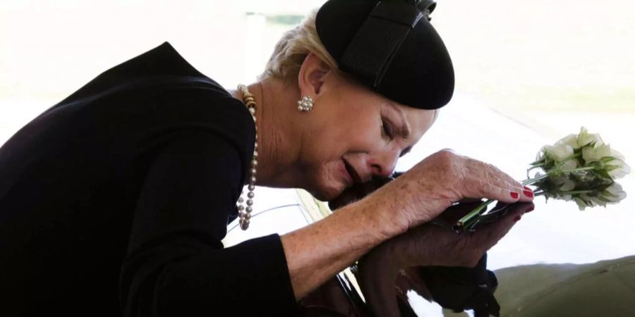 Cindy McCain legt ihren Kopf auf den Sarg ihres Mannes John.