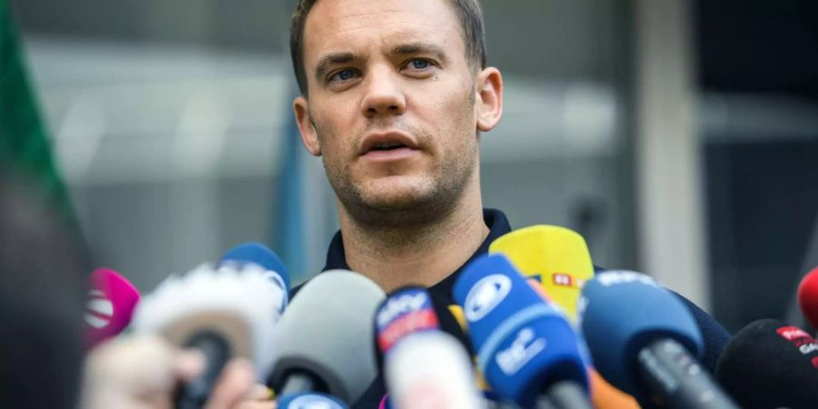 Manuel Neuer, Torhüter der Nationalmannschaft, spricht bei einem Presse-Statement im VIP-Bereich des Flughafens Frankfurt.