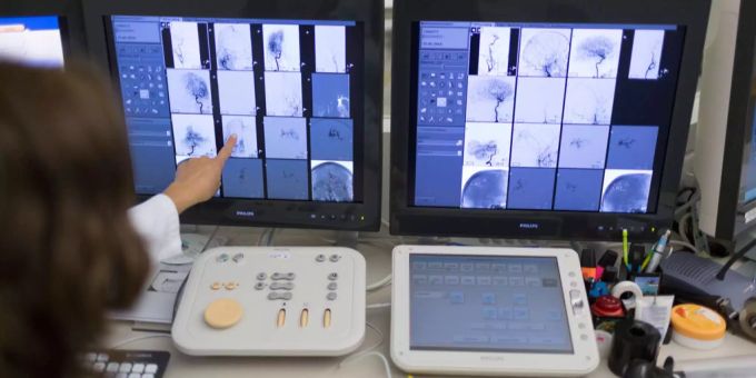 Eine Ärztin tippt mit ihrem Finger auf den Bildschirm, auf welchem Patientenbilder zu sehen sind. Eine Ärztin tippt mit ihrem Finger auf den Bildschirm, auf welchem Patientenbilder zu sehen sind.
