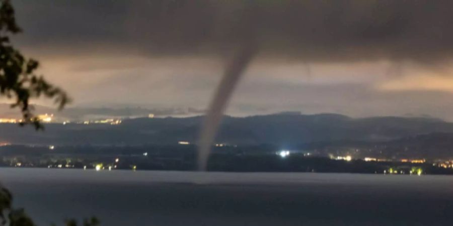 Eine Wasserhose auf dem Bodensee.